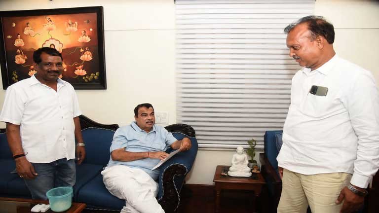 केंद्रीय मंत्री नितिन गडकरी से दिल्ली में मुलाकात करते भाजपा नेता, जिसमें खूंटी बाइपास और तुपुदाना-कुंदीबारटोली फोरलेन सड़क परियोजना के भूमि अधिग्रहण पर चर्चा हुई।