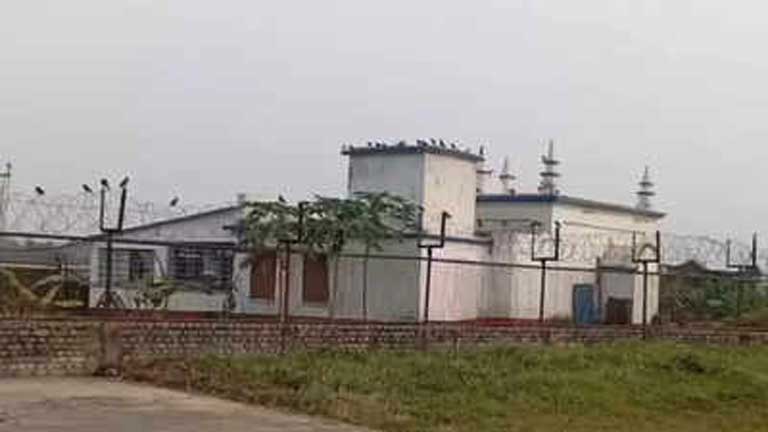 कोलकाता एयरपोर्ट पर सुरक्षा और रनवे विस्तार के लिए विस्थापित की जा रही 136 साल पुरानी मस्जिद और वहां तैनात पुलिस बल की सुरक्षा व्यवस्था।
