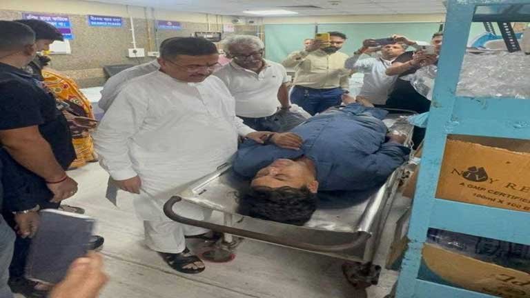 एसएसकेएम अस्पताल में भर्ती घायल पत्रकारों से मिलकर उनका हालचाल लेते और डॉक्टरों से इलाज की जानकारी लेते वरिष्ठ नेता शुभेंदु अधिकारी की फाइल फोटो