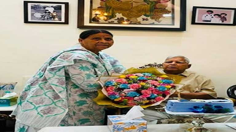 पटना में 10 सर्कुलर रोड स्थित सरकारी आवास खाली करने के बाद कौटिल्य नगर के नए घर में शिफ्ट होतीं पूर्व मुख्यमंत्री राबड़ी देवी और राजद सुप्रीमो लालू प्रसाद यादव