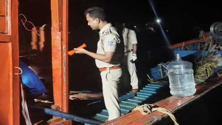 पश्चिम बंगाल के बकखाली तट के पास पलटा हुआ लापता ट्रॉलर मा काली जिसे बाहर निकालने के लिए राहत और बचाव अभियान चलाया जा रहा है