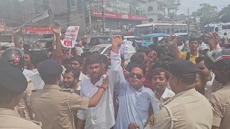 मधेपुरा में नीट पेपर लीक के विरोध में समाहरणालय घेराव के दौरान प्रदर्शनकारी छात्रों को हिरासत में लेती पुलिस और तनावपूर्ण माहौल