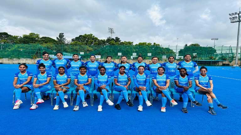 महिला हॉकी विश्व कप के लिए अभ्यास सत्र के दौरान भारतीय हॉकी टीम की नई कप्तान सलीमा टेटे और टीम की खिलाड़ी।