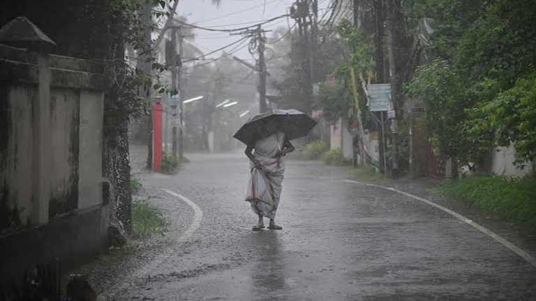 बिहार में बारिश और वज्रपात की चेतावनी के बीच आसमान में छाए काले घने बादल और पटना मौसम विज्ञान केंद्र का ताजा वेदर अपडेट