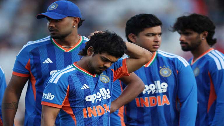 इंग्लैंड के खिलाफ आखिरी टी20 मैच में जोस बटलर की शतकीय पारी और शर्मनाक हार के बाद मैदान पर निराश दिखते भारतीय कप्तान श्रेयस अय्यर