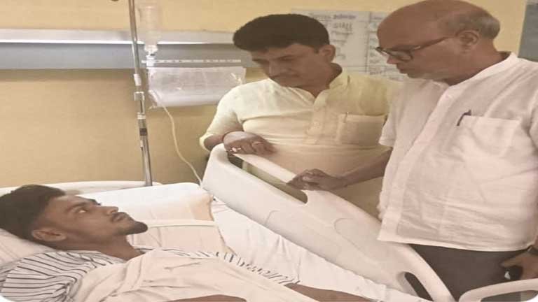 पटना के मेदांता अस्पताल में सिवान छात्र गोलीकांड के पीड़ित घायल छात्रों से मुलाकात कर उनका हालचाल जानते बिहार कांग्रेस अध्यक्ष राजेश राम।