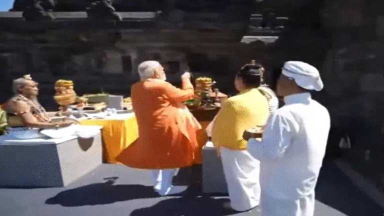 इंडोनेशिया के ऐतिहासिक प्रम्बानन मंदिर में प्रधानमंत्री नरेंद्र मोदी और राष्ट्रपति प्राबोवो सुबियांतो पूजा-अर्चना करते हुए, साथ में भव्य हिंदू मंदिर का नजारा