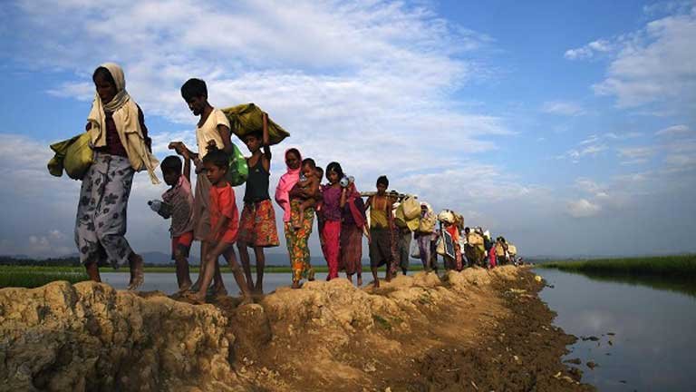 म्यांमार बांग्लादेश सीमा पर सुरक्षा बल और पलायन को मजबूर रोहिंग्या शरणार्थी संकट का दृश्य