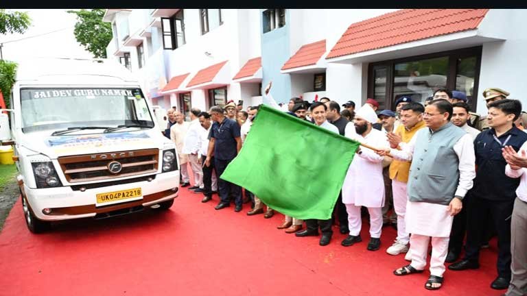 उत्तराखंड के मुख्यमंत्री पुष्कर सिंह धामी टनकपुर में कैलाश मानसरोवर यात्रा के पहले जत्थे के शिव भक्तों को रुद्राक्ष की माला पहनाकर विदा करते हुए
