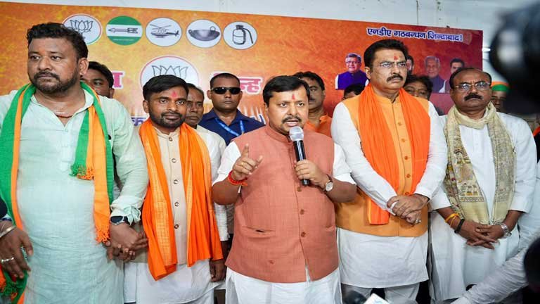 बांकीपुर उपचुनाव को लेकर पटना में बीजेपी और एनडीए नेताओं के साथ बैठक कर चुनावी रणनीति बनाते नितिन नवीन