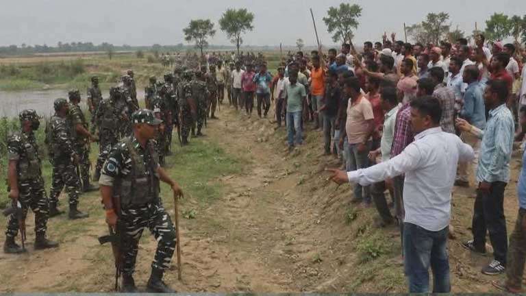 भारत-नेपाल सीमा के सुस्ता क्षेत्र में तैनात सशस्त्र पुलिस बल और सुरक्षा का जायजा लेते अधिकारी