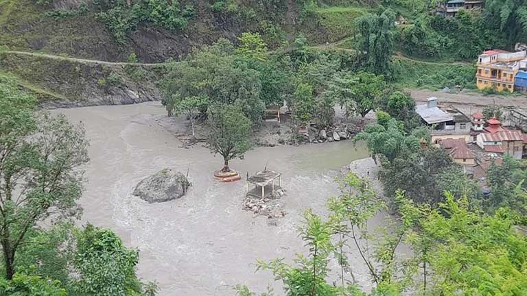 नेपाल में भारी बारिश के कारण काली गण्डकी नदी की बाढ़ के पानी में पूरी तरह डूबी हुई दुनिया की सबसे बड़ी शालिग्राम शिला का दृश्य