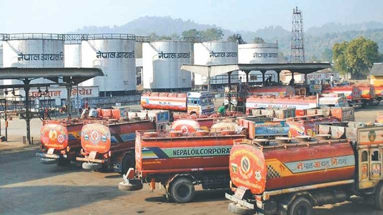 नेपाल में पेट्रोल-डीजल की कीमतों में बड़ी कटौती के बाद पेट्रोल पंप पर लगी वाहनों की भीड़ और नई दरें दर्शाती जानकारी।