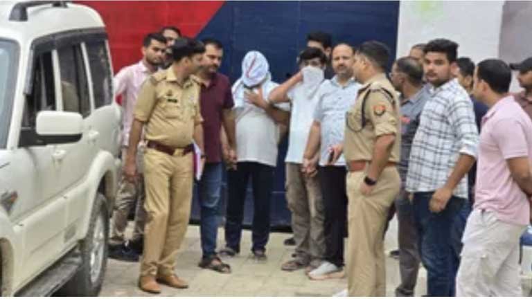 अयोध्या में श्रीराम मंदिर में चढ़ावे की रकम के कथित गबन और चोरी के मामले में पुलिस हिरासत में आरोपी राम शंकर और मनीष यादव से पूछताछ की तस्वीर।