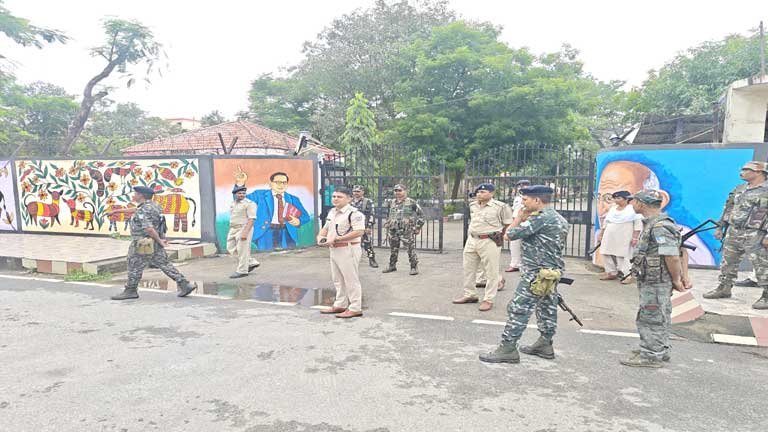झारखंड के रामगढ़ कोर्ट के मुख्य द्वार पर सुरक्षा व्यवस्था कड़ी करने के बाद सघन जांच करती पुलिस और डॉग स्क्वायड की टीम।