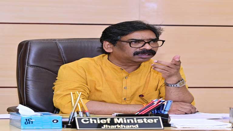 रांची के निजी राज अस्पताल के बाहर परिजनों का हंगामा जहां पैर की चोट के इलाज के दौरान 18 वर्षीय युवक की मौत के बाद 22 लाख का बिल थमाया गया।