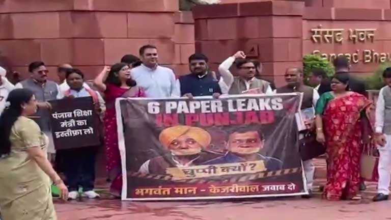 पंजाब में पेपर लीक के खिलाफ संसद के बाहर बीजेपी सांसदों का उग्र प्रदर्शन और शिक्षा मंत्री हरजोत सिंह बैंस के इस्तीफे की मांग का दृश्य।