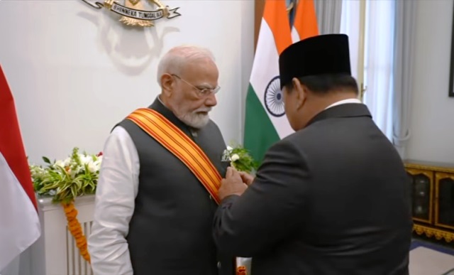 इंडोनेशिया के राष्ट्रपति प्रबोवो सुबियांतो से बिंतांग आदिपूर्णा सम्मान ग्रहण करते हुए प्रधानमंत्री नरेंद्र मोदी, जकार्ता में द्विपक्षीय संबंधों को मजबूत करने के लिए मिला सर्वोच्च नागरिक पुरस्कार