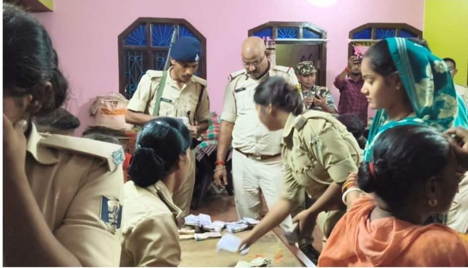अररिया में पुलिस और एसएसबी की छापेमारी के दौरान जब्त किया गया अवैध गांजा और 10 लाख रुपये से अधिक नकद कैश