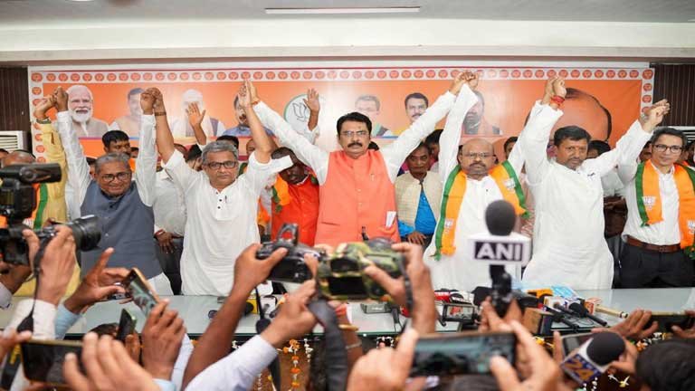 बिहार की राजनीति में बड़े उलटफेर के बाद भाजपा प्रदेश कार्यालय में अर्जुन राय और विमल शुक्ला का स्वागत करते संजय सरावगी।