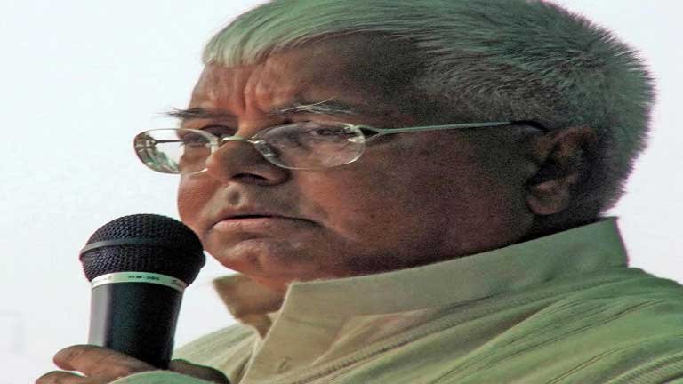 पटना में राजद के 29वें स्थापना दिवस समारोह के दौरान मंच पर भाषण देते हुए लालू यादव और उपस्थित पार्टी कार्यकर्ता।