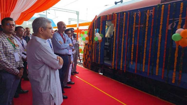 जींद में देश की पहली हाइड्रोजन ट्रेन के सामने खड़े लोको पायलट राजेश कुमार और सहायक पायलट, भारतीय रेलवे की हरित तकनीक का सफल परीक्षण