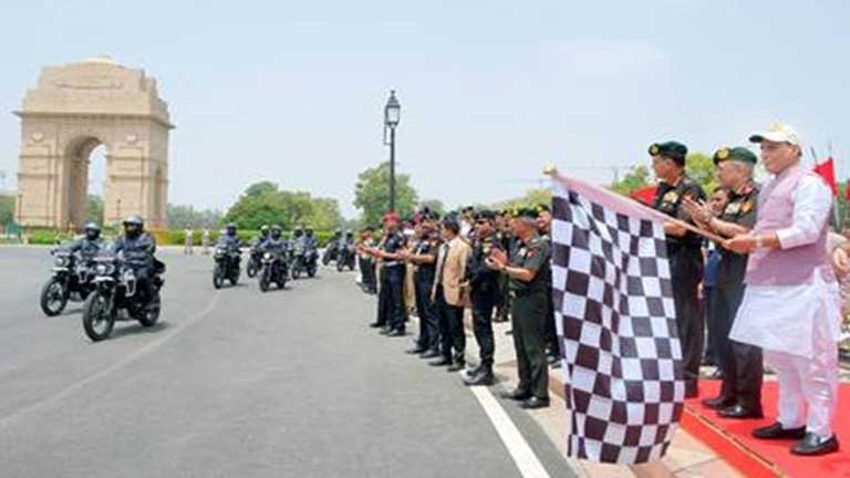 कारगिल विजय दिवस पर रक्षा मंत्री राजनाथ सिंह ने नेशनल वॉर मेमोरियल से शौर्य विजय यात्रा को हरी झंडी दिखाई, बाइक राइडर्स और भारतीय सेना का सम्मान