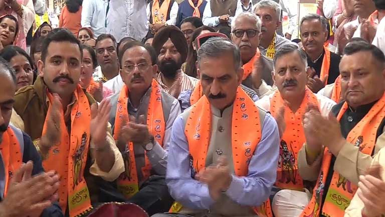 शिमला के राम मंदिर में पूजा के दौरान मुख्यमंत्री सुखविंदर सिंह सुक्खू, चढ़ावे में गड़बड़ी पर भाजपा पर साधा निशाना