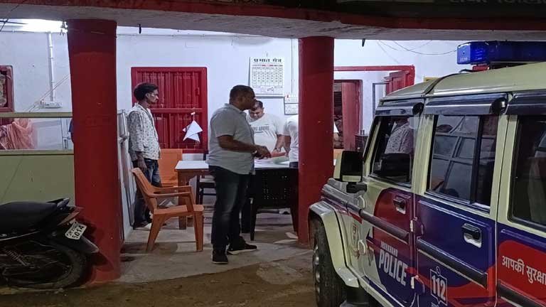 रांची के एसएसपी राकेश रंजन द्वारा रात में थानों और चेकिंग प्वाइंट्स का औचक निरीक्षण करते हुए सुरक्षा व्यवस्था का जायजा लेना।