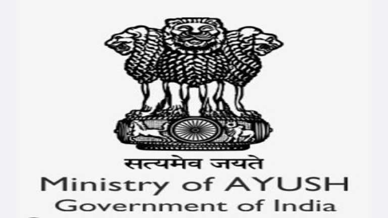 अखिल भारतीय आयुर्वेद संस्थान में आयोजित सौश्रुतम् 2026 सेमिनार का उद्घाटन करतीं राष्ट्रपति द्रौपदी मुर्मु, साथ में आधुनिक सर्जरी और आयुर्वेद के विशेषज्ञ डॉक्टर