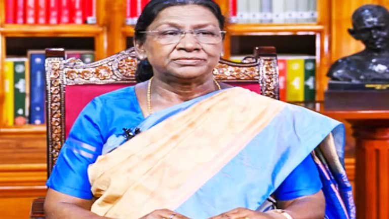 छत्तीसगढ़ के मुख्यमंत्री विष्णुदेव साय की उपस्थिति में राष्ट्रपति द्रौपदी मुर्मू द्वारा बस्तर पंडुम-2026 के विजेताओं और जनजातीय प्रतिनिधियों को राष्ट्रीय सम्मान देने की ऐतिहासिक तस्वीर।