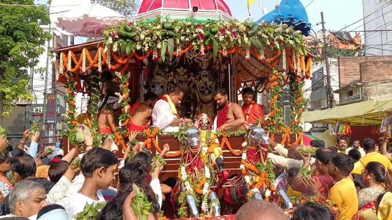 वाराणसी में ऐतिहासिक लक्खा रथयात्रा मेला के पहले दिन अष्टकोणीय रथ पर विराजमान भगवान जगन्नाथ, बलभद्र और सुभद्रा के दर्शन के लिए उमड़े श्रद्धालु