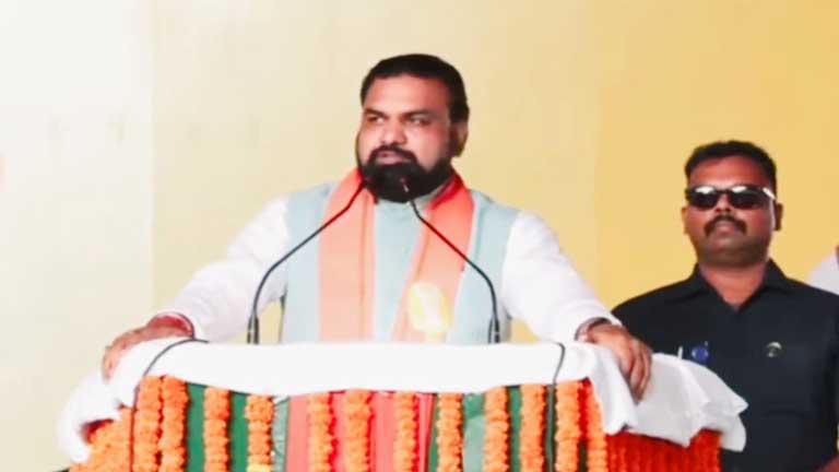 अररिया के फारबिसगंज में सहयोग शिविर के दौरान मंच से भाषण देते बिहार के नेता सम्राट चौधरी, जहां उन्होंने अपराधियों और घुसपैठियों पर सख्त कार्रवाई का ऐलान किया।