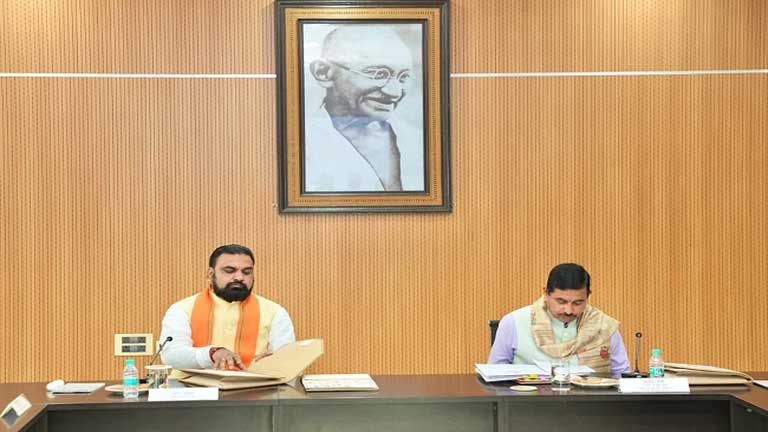 बिहार में 1 करोड़ नए राशन कार्ड बनाने के निर्देश देते मुख्यमंत्री सम्राट चौधरी की उच्चस्तरीय बैठक