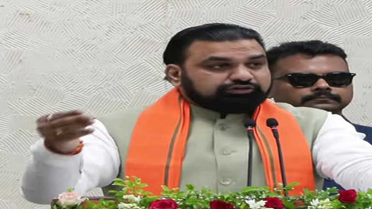 बिहार में नई हेली टूरिज्म सेवा के तहत पटना हवाई अड्डे पर उड़ान भरने के लिए तैयार हेलीकॉप्टर और पर्यटकों की भीड़