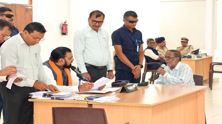 बिहार सरकार द्वारा शुरू किए गए राज्य स्तरीय सहयोग कार्यक्रम के उद्घाटन के दौरान मुख्यमंत्री सचिवालय में आवेदन पत्र जमा करते लोग और सम्राट चौधरी की तस्वीर