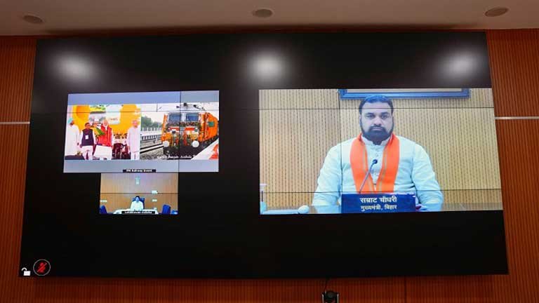 अमृत भारत स्टेशन योजना के अंतर्गत पुनर्विकसित शिवनारायणपुर रेलवे स्टेशन की आधुनिक तस्वीर और पटना में वर्चुअली जुड़े मुख्यमंत्री सम्राट चौधरी