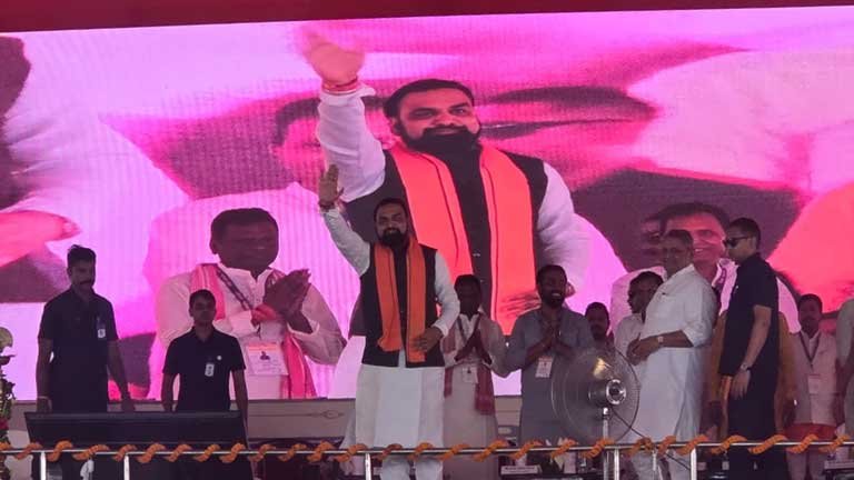 बिहार के भागलपुर में विक्रमशिला सेतु पर परिचालन की तिथि की घोषणा करते मुख्यमंत्री नीतीश कुमार और नए डिग्री कॉलेज का उद्घाटन