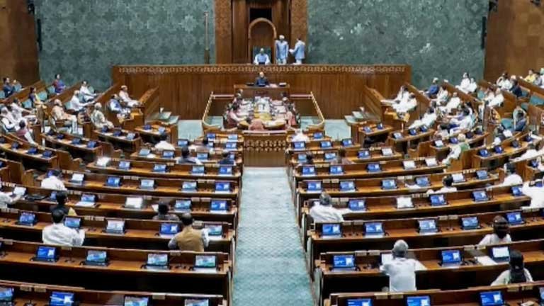 लोकसभा में पेपर लीक निरोधक विधेयक पर चर्चा के दौरान संसद भवन और सांसदों की बैठक का सांकेतिक चित्र जिसमें शिक्षा सुधार और नए कानून पर बहस दिखाई गई है।