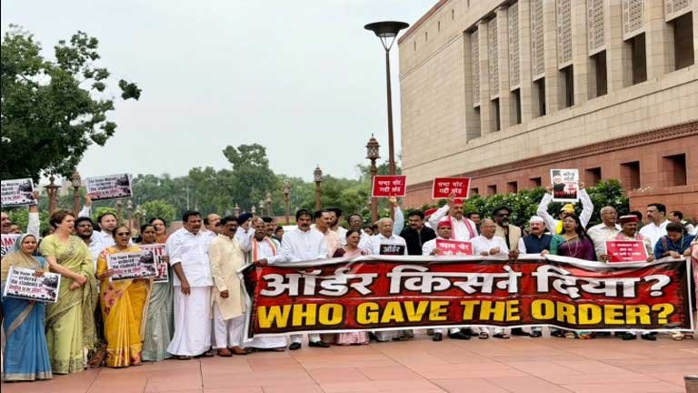 संसद भवन के मकर द्वार पर प्रदर्शन करते इंडी गठबंधन के सांसद प्रियंका गांधी और धर्मेंद्र यादव, छात्रों पर पुलिस कार्रवाई और पेपर लीक के खिलाफ नारेबाजी।
