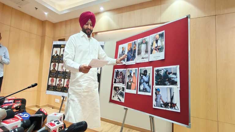 केंद्रीय मंत्री रवनीत सिंह बिट्टू ने सतलुज फिल्म में किए गए 25 हजार लापता लोगों के दावों को चुनौती दी और फिल्म पर लगाए इतिहास को गलत तरीके से दिखाने के आरोप।
