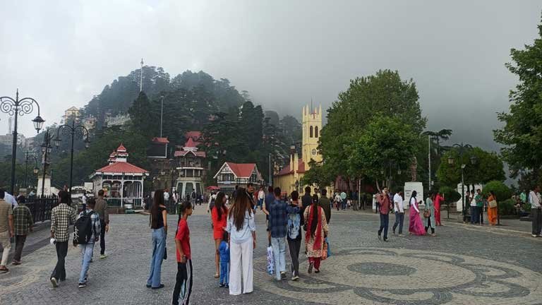 हिमाचल प्रदेश के शिमला और पहाड़ी इलाकों में मॉनसून के दौरान भारी बारिश और भूस्खलन की चेतावनी के बीच छाए घने काले बादल।