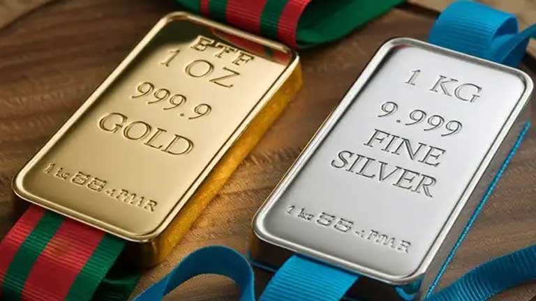 भारतीय सर्राफा बाजार में अचानक सोना हुआ सस्ता और चांदी के दाम स्थिर रहने के बाद ज्वैलरी दुकान पर सोने के गहने खरीदती महिलाएं।