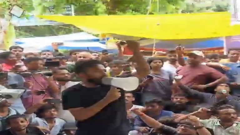 जंतर-मंतर पर अनशन के दौरान सोनम वांगचुक को सफदरजंग अस्पताल ले जाती दिल्ली पुलिस और विरोध करते सीजेपी समर्थक।