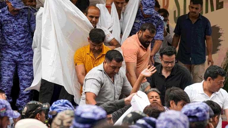 दिल्ली के जंतर-मंतर पर अनशन कर रहे पर्यावरणविद् सोनम वांगचुक को सफदरजंग अस्पताल ले जाते समय पुलिस और कार्यकर्ताओं के बीच तनाव की स्थिति।