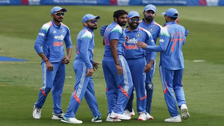 पहले वनडे मैच में भारत ने इंग्लैंड को हराकर सीरीज में 1-0 की बढ़त बनाई, जीत का जश्न मनाते ऑलराउंडर अक्षर पटेल और वॉशिंगटन सुंदर।