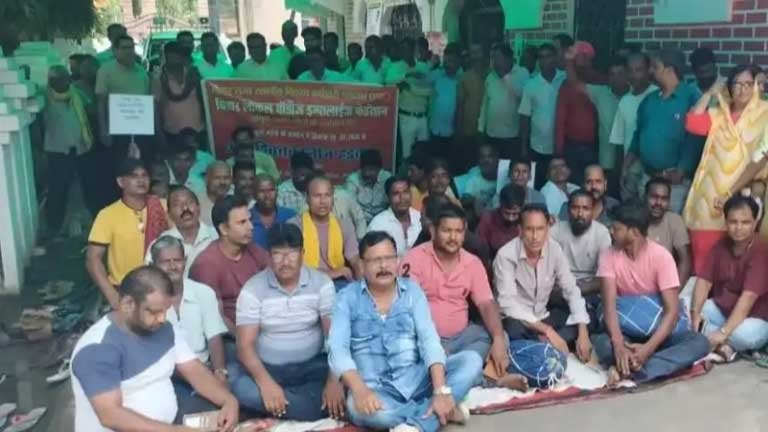 भागलपुर नगर निगम के मुख्य कार्यालय के बाहर धरने पर बैठे हड़ताली कर्मचारी और बंद पड़े दफ्तरों के कारण परेशान होकर लौटते आम नागरिकों का दृश्य
