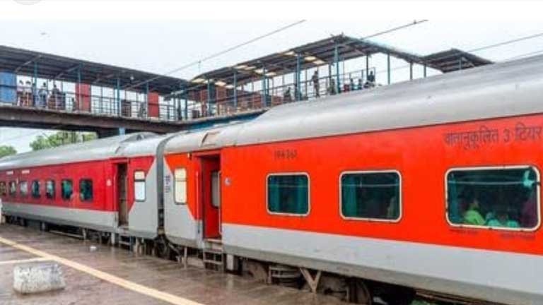 रांची और भागलपुर के बीच श्रावणी मेले के लिए चलने वाली स्पेशल ट्रेन की तस्वीर जिसमें श्रद्धालुओं के लिए रेलवे की नई सुविधाओं और सुल्तानगंज स्टेशन के रूट को दर्शाया गया है