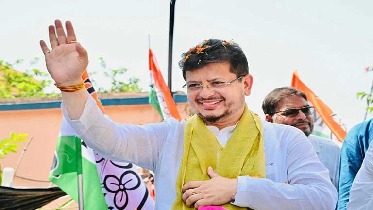 भारत निर्वाचन आयोग के बाहर तृणमूल कांग्रेस पर दावेदारी को लेकर प्रदर्शन करते बागी गुट के विधायक और ममता बनर्जी की सांकेतिक तस्वीर।