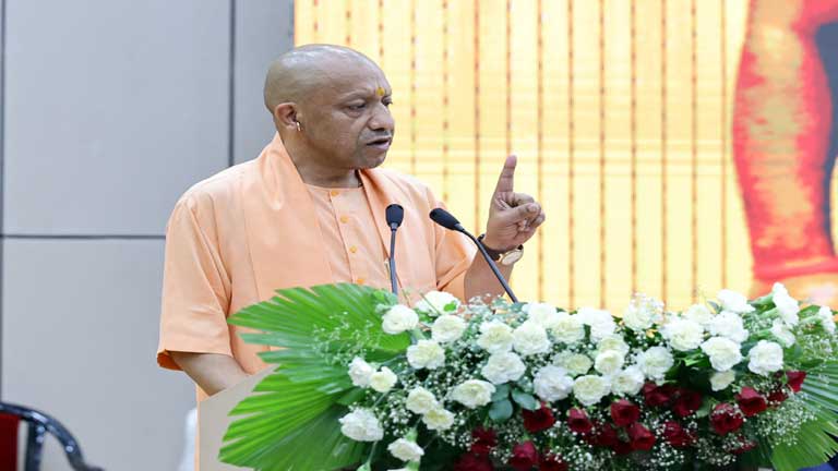 उत्तर प्रदेश में भारी बारिश और आकाशीय बिजली से हुए नुकसान का जायजा लेते अधिकारी और राहत कार्य की तस्वीर